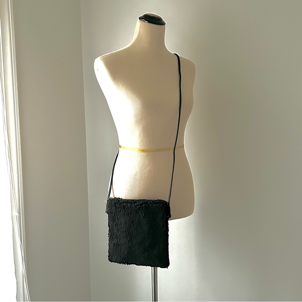 🌸NWT Cute Cozy Small Black Sherpa Crossbody - Picture 3 of 4